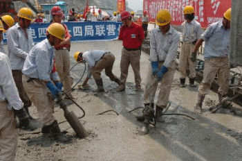 二級建造師考試知識點:水泥混凝土路面模板及混凝土施工